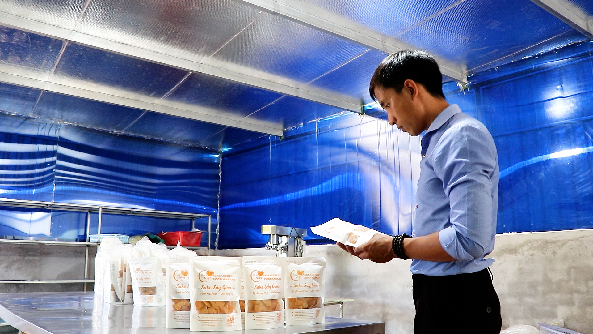 Anh Phạm Đông Huy kiểm tra chất lượng sản phẩm trước khi xuất xưởng.